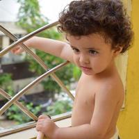 lindo niño shivaay en el balcón de la casa durante el verano, dulce sesión de fotos de niño pequeño durante el día, niño pequeño disfrutando en casa durante la sesión de fotos