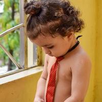 lindo niño shivaay en el balcón de la casa durante el verano, dulce sesión de fotos de niño pequeño durante el día, niño pequeño disfrutando en casa durante la sesión de fotos