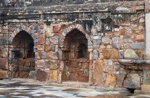 arquitectura mogol dentro de los jardines lodhi, delhi, india, se dice que la hermosa arquitectura dentro de la mezquita de tres cúpulas en el jardín lodhi es la mezquita del viernes para la oración del viernes, tumba del jardín lodhi foto