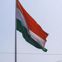 bandera india ondeando alto en connaught place con orgullo en el cielo azul, bandera india ondeando, bandera india el día de la independencia y el día de la república de la india, tiro inclinado, ondeando la bandera india, banderas indias ondeando foto