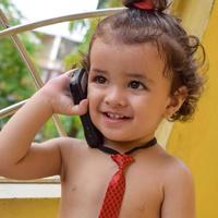 lindo niño shivaay en el balcón de la casa durante el verano, dulce sesión de fotos de niño pequeño durante el día, niño pequeño disfrutando en casa durante la sesión de fotos