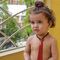 lindo niño shivaay en el balcón de la casa durante el verano, dulce sesión de fotos de niño pequeño durante el día, niño pequeño disfrutando en casa durante la sesión de fotos