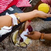 donante de sangre en el campamento de donación de sangre sostenido con una pelota hinchable en la mano en el templo balaji, vivek vihar, delhi, india, imagen para el día mundial del donante de sangre el 14 de junio de cada año, campamento de donación de sangre foto