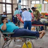 delhi, india, 19 de junio de 2022 - donante de sangre en el campamento de donación de sangre celebrado en el templo balaji, vivek vihar, delhi, india, imagen para el día mundial del donante de sangre el 14 de junio de cada año, campamento de donación de sangre en el templo foto