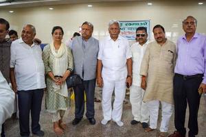 nueva delhi, india, 19 de junio de 2022 - ram niwas goel en orador vestido de blanco en la asamblea legislativa de delhi en delhi vidhansabha durante el campamento de donación de sangre celebrado en el templo balaji, vivek vihar, delhi, india foto