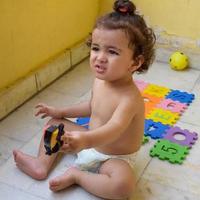 lindo niño shivaay en el balcón de la casa durante el verano, dulce sesión de fotos de niño pequeño durante el día, niño pequeño disfrutando en casa durante la sesión de fotos