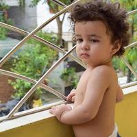 lindo niño shivaay en el balcón de la casa durante el verano, dulce sesión de fotos de niño pequeño durante el día, niño pequeño disfrutando en casa durante la sesión de fotos