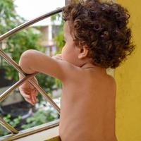 lindo niño shivaay en el balcón de la casa durante el verano, dulce sesión de fotos de niño pequeño durante el día, niño pequeño disfrutando en casa durante la sesión de fotos