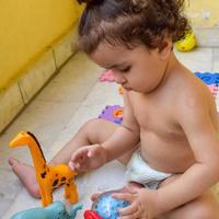 lindo niño shivaay en el balcón de la casa durante el verano, dulce sesión de fotos de niño pequeño durante el día, niño pequeño disfrutando en casa durante la sesión de fotos