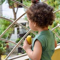 lindo niño shivaay en el balcón de la casa durante el verano, dulce sesión de fotos de niño pequeño durante el día, niño pequeño disfrutando en casa durante la sesión de fotos