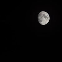 lapso de tiempo de la luna, lapso de tiempo de stock - subida de la luna llena en el cielo de la naturaleza oscura, la noche. Lapso de tiempo de disco de luna llena con luz de luna en el cielo negro oscuro de la noche. secuencias de video gratuitas de alta calidad o timelapse foto