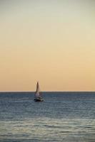 yate de vela en el mar al atardecer. Mar Negro. foto