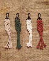 llavero de macrame, chupito de macrame, hecho a mano por mujeres en casa. excelentes imágenes de bricolaje para pancartas y anuncios de macramé y artesanías. diseño de pasatiempo creativo con accesorios, vista superior. macramé hecho a mano. foto