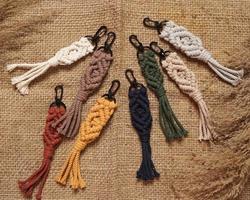 llavero de macrame, chupito de macrame, hecho a mano por mujeres en casa. excelentes imágenes de bricolaje para pancartas y anuncios de macramé y artesanías. diseño de pasatiempo creativo con accesorios, vista superior. macramé hecho a mano. foto