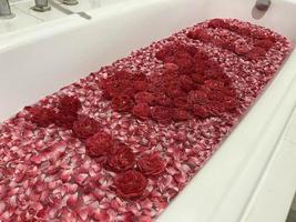 decoración de rosas para habitaciones con un concepto romántico. el seductor aroma de las rosas. las rosas están ordenadas y decoradas para formar un corazón. las habitaciones del hotel están preparadas para parejas que van de luna de miel. foto