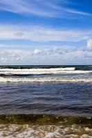 pequeñas olas en el mar báltico foto