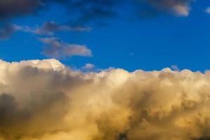 amarillo brillante las nubes durante la puesta de sol foto