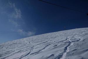 soleada mañana de invierno en las montañas de sheregesh en la pista de esquí foto