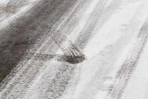 camino bajo la nieve foto