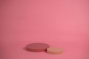 podio vacío para mostrar productos cosméticos. arreglo de plataforma en color rosa pastel en estilo minimalista moderno. composición de diseño de cilindros y cubos para fondo femenino foto