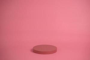 podio vacío para mostrar productos cosméticos. arreglo de plataforma en color rosa pastel en estilo minimalista moderno. composición de diseño de cilindros y cubos para fondo femenino foto