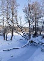 río cubierto de hielo y nieve foto