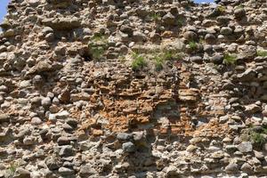 arruinado y cubierto de ruinas de hierba foto