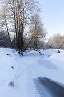 congelado en invierno el río foto