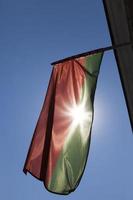 bandera del estado bielorruso en un cielo azul foto