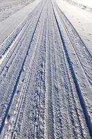 camino bajo la nieve foto