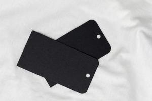 etiquetas negras en material de algodón foto