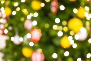 decoración navideña borrosa en el árbol para el festival foto
