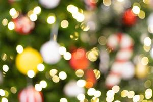 decoración navideña borrosa en el árbol para el festival foto