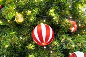 bola roja para navidad decorativa en el árbol para el festival foto