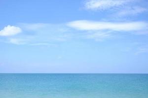 los paisajes ven el ambiente es hermoso arena y mar y el color del cielo, la playa phuket de tailandia. foto