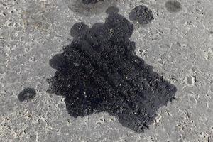 Cerca de manchas de aceite de coche en la carretera foto