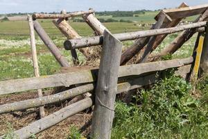 valla antigua y comederos de madera foto