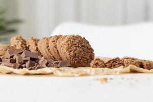 galletas redondas de trigo con cacao y chocolate foto