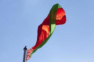 bandera del estado bielorruso en un cielo azul foto