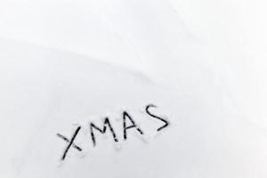 palabras navidad pintadas en la nieve foto