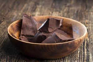 trozos grandes de chocolate con cacao foto