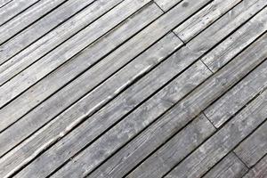 un muelle de madera junto al lago foto