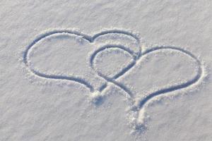 dibujado en la temporada de invierno, el corazón en la nieve. foto