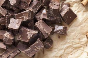 chocolate hecho de azúcar y cacao, piezas deliciosas foto