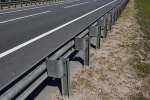 vallas de acero en la carretera para garantizar la seguridad de los coches foto