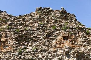 arruinado y cubierto de ruinas de hierba foto