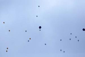globos con helio en el cielo foto