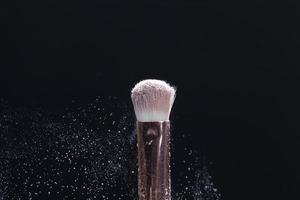 cepillo cosmético de alta calidad con producto cosmético foto