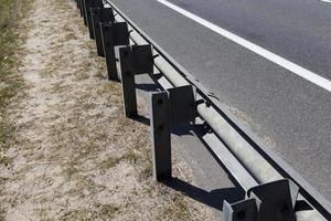 vallas de acero en la carretera para garantizar la seguridad de los coches foto