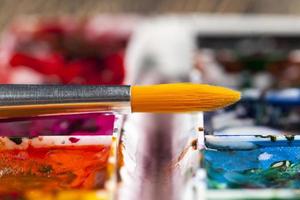 pinturas multicolores mezcladas para la creatividad y el dibujo foto